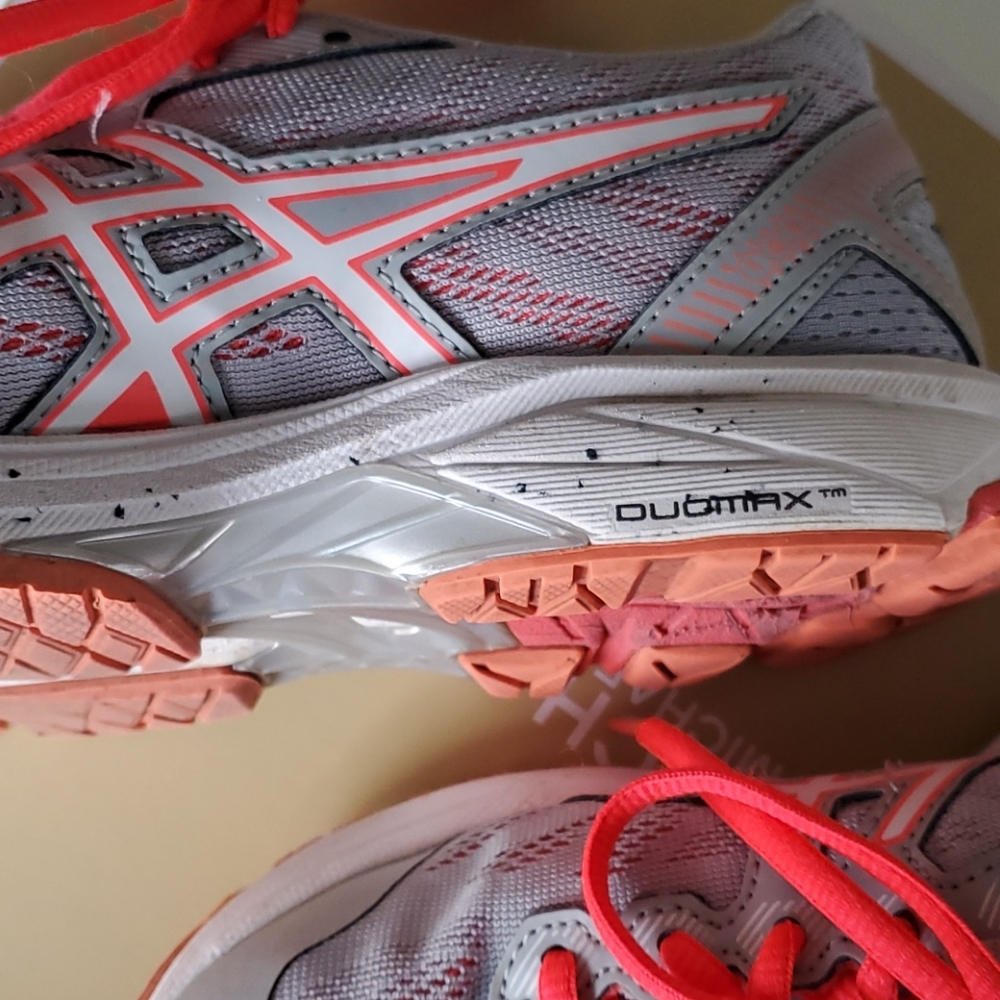 💥HOST PICK💥👟ASICS👟 RUNNING SHOES, Size 6 - Picture 3 of 4